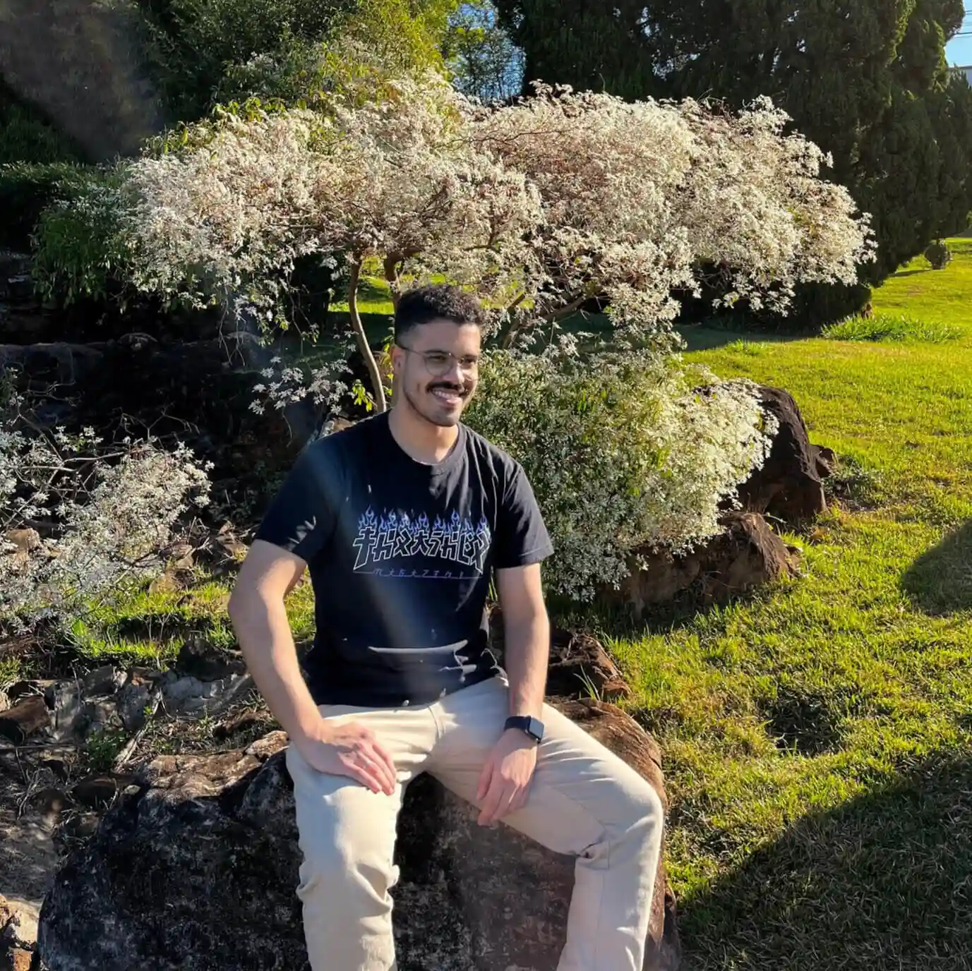 Pedro Satin em um parque com árvores no fundo